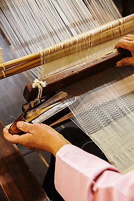 포토 JPG 한국전통 손 실내 신체부위 잡기 충청남도 모시 국내여행 베틀 짜기 한산 국내포토 전통 여행 모션 한국 사람 내부 직물 농기구 충청도 파일형식