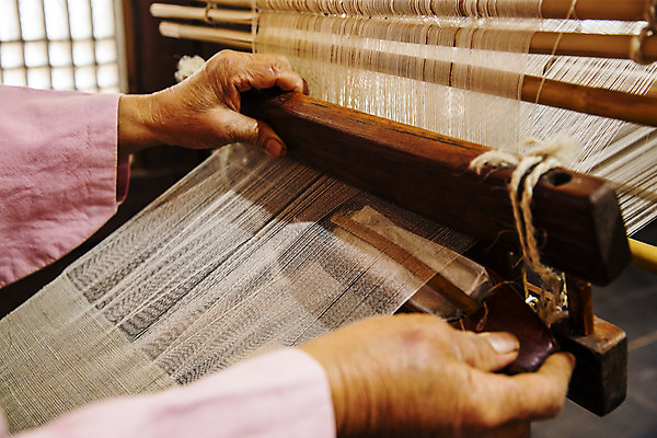 포토 JPG 한국전통 손 실내 신체부위 잡기 충청남도 모시 국내여행 베틀 짜기 한산 국내포토 전통 여행 모션 한국 사람 내부 직물 농기구 충청도 파일형식