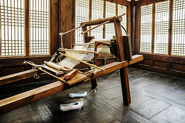 포토 JPG 한국전통 실내 사람없음 충청남도 모시 고무신 창호문 국내여행 베틀 한산 국내포토 전통 여행 신발 한국 내부 문 직물 농기구 충청도 파일형식