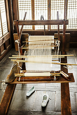 포토 JPG 한국전통 실내 사람없음 충청남도 모시 고무신 창호문 국내여행 베틀 한산 국내포토 전통 여행 신발 한국 내부 문 직물 농기구 충청도 파일형식