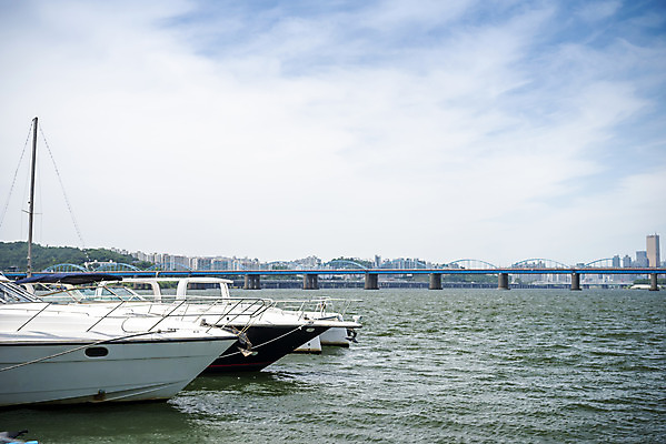 포토 JPG 주간 구름 요트 하늘 사람없음 야외 건물 도시 보트 한강 국내포토 자연요소 건축물 배_교통 서울 랜드마크 파일형식