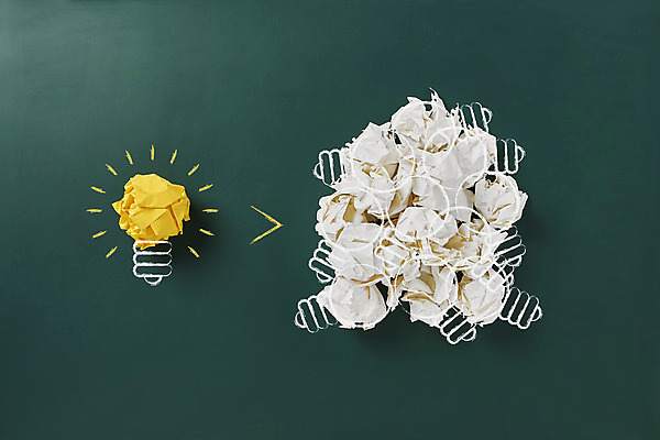 포토 JPG 스튜디오촬영 종이 비즈니스 전구 아이디어 실내 사람없음 빛 하이앵글 칠판 비교 오브젝트 구김 종이더미 창의력 초록배경 국내포토 뷰포인트 백그라운드 컨셉 모션 내부 초록색 파일형식 더미