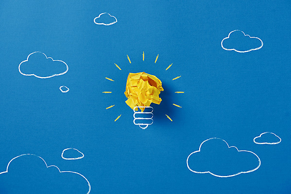 포토 JPG 스튜디오촬영 구름 종이 비즈니스 전구 아이디어 실내 사람없음 빛 하이앵글 오브젝트 파란배경 창의력 국내포토 자연요소 뷰포인트 백그라운드 컨셉 내부 파란색 파일형식
