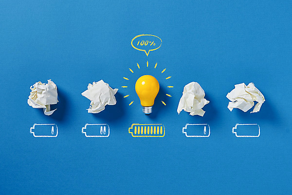 포토 JPG 스튜디오촬영 종이 비즈니스 전구 아이디어 실내 사람없음 빛 하이앵글 비교 건전지 오브젝트 파란배경 충전 구김 베터리 창의력 국내포토 뷰포인트 백그라운드 컨셉 모션 내부 파란색 파일형식