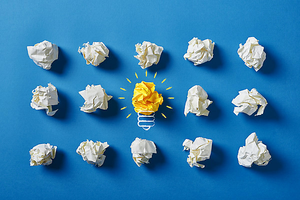 포토 JPG 스튜디오촬영 종이 비즈니스 전구 아이디어 실내 사람없음 빛 하이앵글 비교 오브젝트 파란배경 일렬 구김 창의력 국내포토 뷰포인트 백그라운드 컨셉 모션 내부 파란색 파일형식