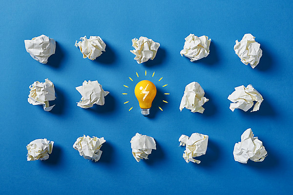포토 JPG 스튜디오촬영 종이 비즈니스 전구 아이디어 실내 사람없음 빛 하이앵글 비교 오브젝트 파란배경 일렬 구김 창의력 국내포토 뷰포인트 백그라운드 컨셉 모션 내부 파란색 파일형식