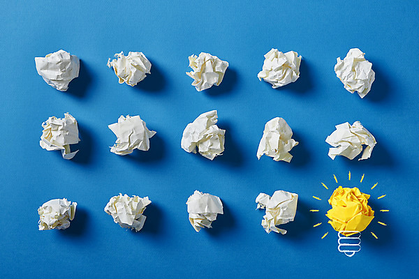 포토 JPG 스튜디오촬영 종이 비즈니스 전구 아이디어 실내 사람없음 빛 하이앵글 비교 오브젝트 파란배경 일렬 구김 창의력 국내포토 뷰포인트 백그라운드 컨셉 모션 내부 파란색 파일형식