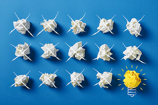 포토 JPG 스튜디오촬영 종이 비즈니스 전구 아이디어 실내 사람없음 빛 하이앵글 금지 비교 X 오브젝트 아니오 파란배경 일렬 창의력 국내포토 알파벳 뷰포인트 백그라운드 컨셉 내부 파란색 파일형식