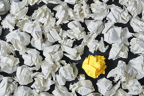 포토 JPG 스튜디오촬영 종이 비즈니스 검은배경 아이디어 실내 사람없음 하이앵글 오브젝트 구김 종이더미 창의력 국내포토 뷰포인트 백그라운드 컨셉 모션 내부 검은색 파일형식 더미