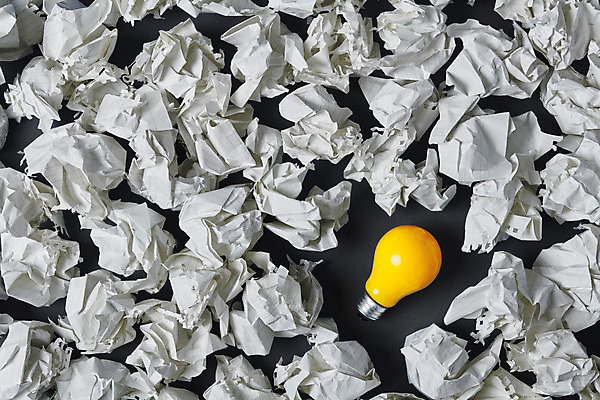 포토 JPG 스튜디오촬영 종이 비즈니스 전구 검은배경 아이디어 실내 사람없음 하이앵글 오브젝트 구김 종이더미 창의력 국내포토 뷰포인트 백그라운드 컨셉 모션 내부 검은색 파일형식 더미