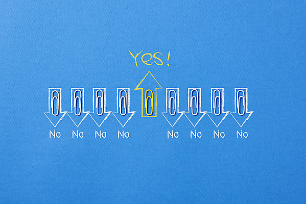 포토 JPG 스튜디오촬영 화살표 비즈니스 아이디어 실내 사람없음 하이앵글 사무용품 선택 오브젝트 파란배경 클립 창의력 국내포토 뷰포인트 백그라운드 컨셉 문구용품 내부 파란색 파일형식