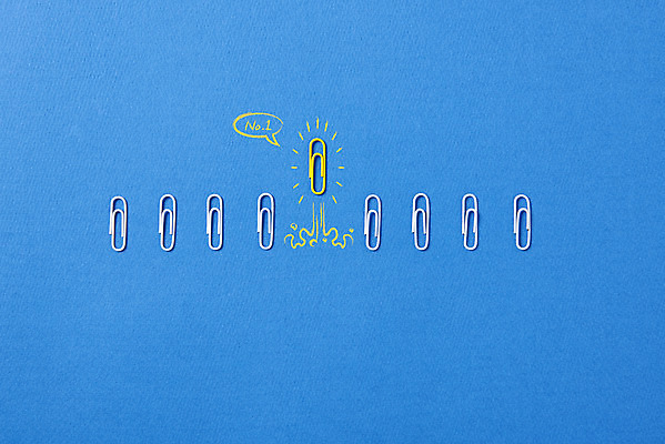 포토 JPG 스튜디오촬영 비즈니스 아이디어 실내 사람없음 하이앵글 사무용품 점프 오브젝트 출발 넘버원 파란배경 클립 일렬 창의력 국내포토 뷰포인트 백그라운드 컨셉 모션 문구용품 내부 파란색 파일형식