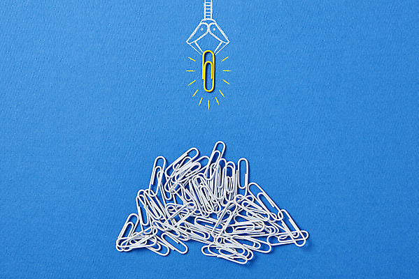 포토 JPG 스튜디오촬영 비즈니스 아이디어 실내 집게 사람없음 하이앵글 쌓기 사무용품 선택 오브젝트 파란배경 클립 무더기 뽑기 창의력 국내포토 뷰포인트 백그라운드 컨셉 모션 문구용품 내부 파란색 파일형식