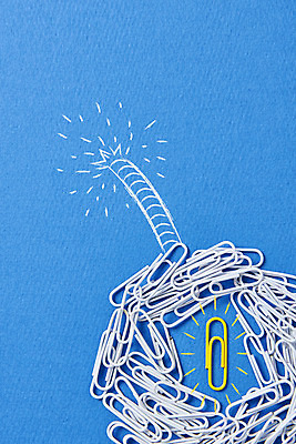 포토 JPG 스튜디오촬영 비즈니스 아이디어 실내 사람없음 빛 하이앵글 사무용품 폭탄 오브젝트 파란배경 클립 창의력 국내포토 뷰포인트 백그라운드 컨셉 문구용품 내부 파란색 폭발물 파일형식