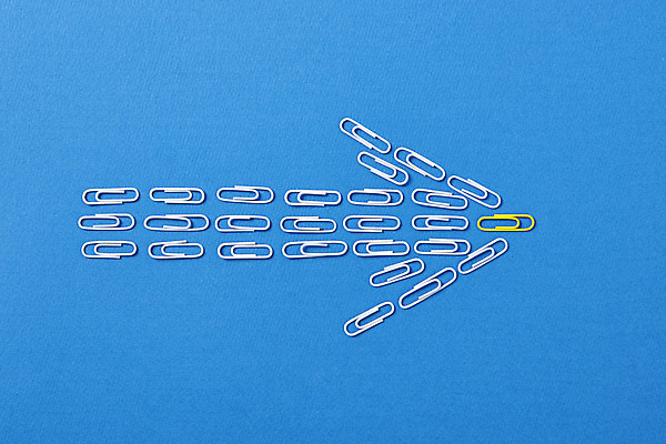 포토 JPG 스튜디오촬영 화살표 비즈니스 아이디어 실내 사람없음 하이앵글 사무용품 오브젝트 리더 파란배경 클립 선두주자 창의력 국내포토 뷰포인트 백그라운드 컨셉 문구용품 내부 파란색 파일형식