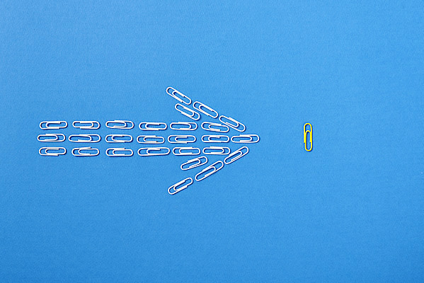 포토 JPG 스튜디오촬영 화살표 비즈니스 아이디어 실내 사람없음 하이앵글 사무용품 오브젝트 파란배경 클립 창의력 국내포토 뷰포인트 백그라운드 컨셉 문구용품 내부 파란색 파일형식