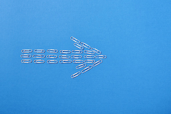 포토 JPG 스튜디오촬영 화살표 비즈니스 아이디어 실내 사람없음 하이앵글 사무용품 오브젝트 파란배경 클립 창의력 국내포토 뷰포인트 백그라운드 컨셉 문구용품 내부 파란색 파일형식