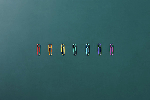 포토 JPG 스튜디오촬영 비즈니스 아이디어 실내 사람없음 하이앵글 사무용품 칠판 오브젝트 클립 일렬 무지개색 창의력 초록배경 국내포토 뷰포인트 백그라운드 컨셉 문구용품 내부 초록색 컬러풀 파일형식