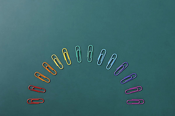 포토 JPG 스튜디오촬영 비즈니스 아이디어 실내 사람없음 하이앵글 사무용품 칠판 오브젝트 클립 무지개색 창의력 초록배경 국내포토 뷰포인트 백그라운드 컨셉 문구용품 내부 초록색 컬러풀 파일형식