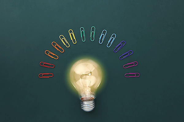 포토 JPG 스튜디오촬영 비즈니스 전구 아이디어 실내 사람없음 빛 하이앵글 사무용품 칠판 오브젝트 클립 무지개색 창의력 초록배경 국내포토 뷰포인트 백그라운드 컨셉 문구용품 내부 초록색 컬러풀 파일형식