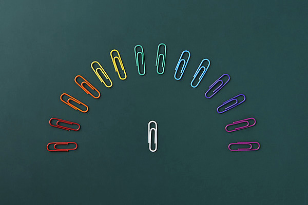 포토 JPG 스튜디오촬영 비즈니스 아이디어 실내 사람없음 하이앵글 사무용품 칠판 오브젝트 클립 무지개색 창의력 초록배경 국내포토 뷰포인트 백그라운드 컨셉 문구용품 내부 초록색 컬러풀 파일형식