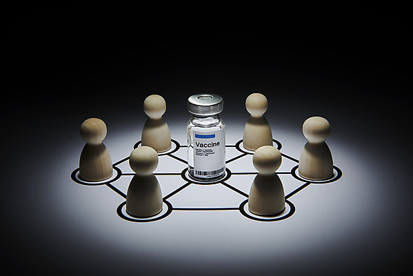 포토 JPG 스튜디오촬영 선 비즈니스 실내 사람없음 어둠 경쟁 말_게임 약병 연결 오브젝트 공동체 백신 코로나바이러스 포스트코로나 독점 델타변이바이러스 위드코로나 국내포토 컨셉 의학 내부 약 바이러스 사회이슈 병_담는 파일형식