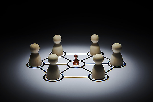 포토 JPG 스튜디오촬영 선 비즈니스 실내 사람없음 어둠 경쟁 말_게임 체스말 연결 오브젝트 스포트라이트 포위 공동체 약자 국내포토 컨셉 모션 내부 체스 파일형식