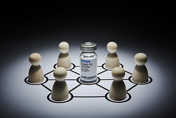 포토 JPG 스튜디오촬영 선 비즈니스 실내 사람없음 어둠 경쟁 말_게임 약병 연결 오브젝트 공동체 백신 코로나바이러스 포스트코로나 독점 델타변이바이러스 위드코로나 국내포토 컨셉 의학 내부 약 바이러스 사회이슈 병_담는 파일형식