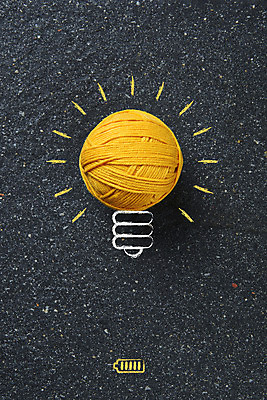 포토 JPG 스튜디오촬영 비즈니스 전구 회색배경 아이디어 실내 사람없음 빛 하이앵글 털실 건전지 오브젝트 베터리 창의력 국내포토 뷰포인트 백그라운드 컨셉 내부 회색 실 파일형식