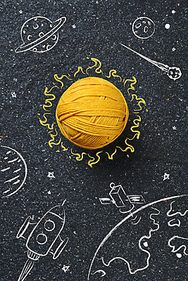 포토 JPG 스튜디오촬영 비즈니스 회색배경 아이디어 실내 사람없음 하이앵글 태양 우주 행성 인공위성 로켓 털실 오브젝트 창의력 국내포토 자연요소 뷰포인트 백그라운드 컨셉 통신 내부 회색 실 파일형식