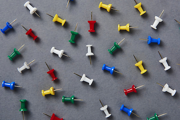 포토 JPG 스튜디오촬영 비즈니스 회색배경 실내 사람없음 하이앵글 여러개 다양 압정 오브젝트 국내포토 뷰포인트 다수 백그라운드 내부 사무용품 회색 파일형식