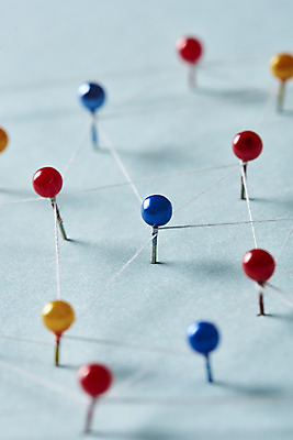 포토 JPG 스튜디오촬영 비즈니스 실내 근접촬영 사람없음 네트워크 실 압정 연결 오브젝트 파란배경 공유 소셜네트워크 빅데이터 국내포토 뷰포인트 백그라운드 내부 파란색 사무용품 파일형식 4차산업