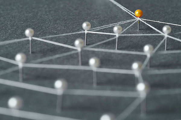 포토 JPG 스튜디오촬영 비즈니스 회색배경 실내 사람없음 네트워크 실 압정 소프트포커스 연결 오브젝트 번짐 공유 소셜네트워크 빅데이터 국내포토 백그라운드 촬영기법 내부 사무용품 회색 파일형식 4차산업 효과