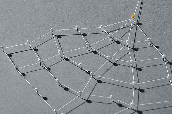 포토 JPG 스튜디오촬영 비즈니스 회색배경 실내 그림자 사람없음 네트워크 실 압정 연결 오브젝트 공유 소셜네트워크 빅데이터 국내포토 백그라운드 내부 사무용품 회색 파일형식 4차산업