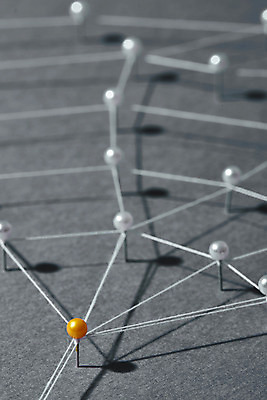 포토 JPG 스튜디오촬영 비즈니스 회색배경 실내 사람없음 아웃포커스 네트워크 실 압정 연결 오브젝트 공유 소셜네트워크 빅데이터 국내포토 백그라운드 촬영기법 내부 사무용품 회색 파일형식 4차산업