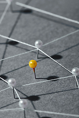 포토 JPG 스튜디오촬영 비즈니스 회색배경 실내 근접촬영 사람없음 네트워크 실 압정 연결 오브젝트 공유 소셜네트워크 빅데이터 국내포토 뷰포인트 백그라운드 내부 사무용품 회색 파일형식 4차산업