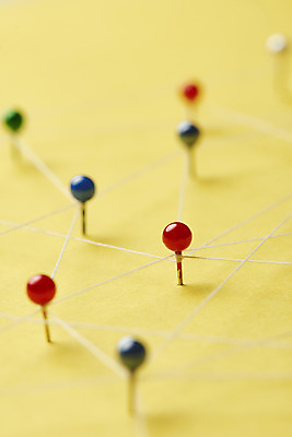 포토 JPG 스튜디오촬영 비즈니스 실내 근접촬영 사람없음 아웃포커스 네트워크 실 압정 연결 오브젝트 공유 노란배경 빅데이터 국내포토 뷰포인트 백그라운드 촬영기법 내부 노란색 사무용품 파일형식 4차산업