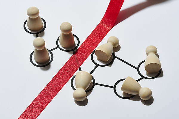 포토 JPG 스튜디오촬영 선 비즈니스 실내 사람없음 경쟁 말_게임 네트워크 연결 오브젝트 흰배경 공유 공동체 넘어짐 단절 국내포토 백그라운드 컨셉 모션 내부 흰색 파일형식