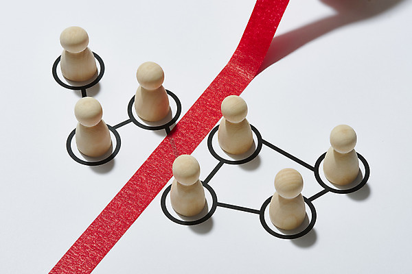 포토 JPG 스튜디오촬영 선 비즈니스 실내 사람없음 경쟁 말_게임 네트워크 연결 오브젝트 흰배경 공유 공동체 단절 국내포토 백그라운드 컨셉 내부 흰색 파일형식