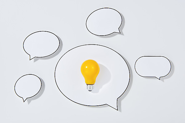 포토 JPG 스튜디오촬영 백그라운드 말풍선 비즈니스 전구 회의 아이디어 실내 대화 사람없음 하이앵글 흰색 오브젝트 흰배경 창의력 국내포토 뷰포인트 컬러 컨셉 말하기 내부 파일형식