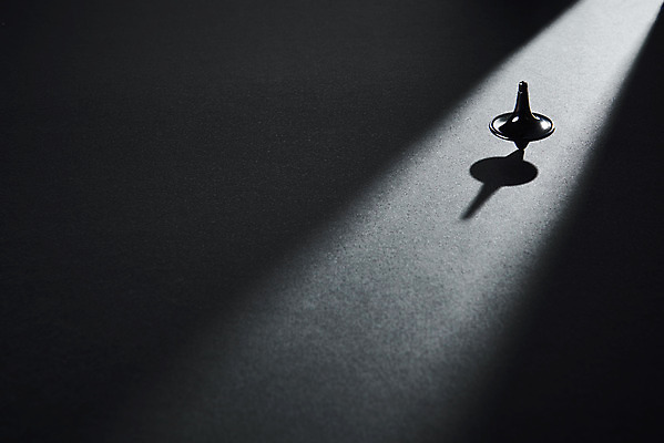 포토 JPG 스튜디오촬영 비즈니스 검은배경 실내 그림자 사람없음 빛 어둠 오브젝트 팽이 국내포토 백그라운드 내부 놀이용품 검은색 파일형식