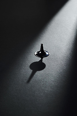 포토 JPG 스튜디오촬영 비즈니스 검은배경 실내 그림자 사람없음 빛 어둠 오브젝트 팽이 국내포토 백그라운드 내부 놀이용품 검은색 파일형식