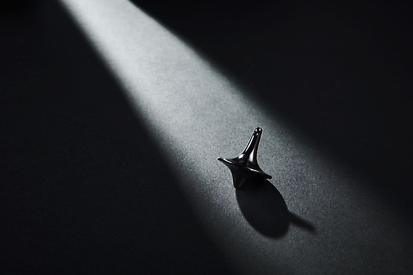 포토 JPG 스튜디오촬영 비즈니스 검은배경 실내 그림자 사람없음 빛 어둠 오브젝트 팽이 국내포토 백그라운드 내부 놀이용품 검은색 파일형식