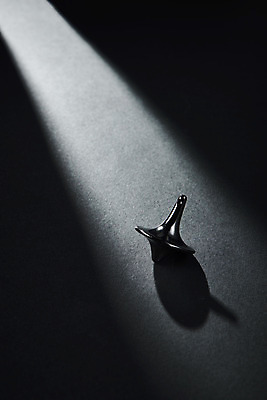 포토 JPG 스튜디오촬영 비즈니스 검은배경 실내 그림자 사람없음 빛 어둠 오브젝트 팽이 국내포토 백그라운드 내부 놀이용품 검은색 파일형식