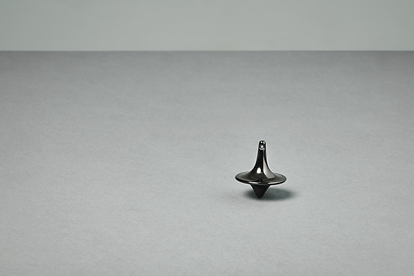 포토 JPG 스튜디오촬영 비즈니스 회색배경 실내 그림자 사람없음 한개 오브젝트 팽이 국내포토 1 백그라운드 내부 놀이용품 회색 파일형식