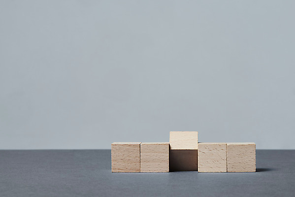 포토 JPG 스튜디오촬영 비즈니스 회색배경 실내 사람없음 오브젝트 일렬 나무블록 국내포토 백그라운드 내부 목재 블록 회색 파일형식