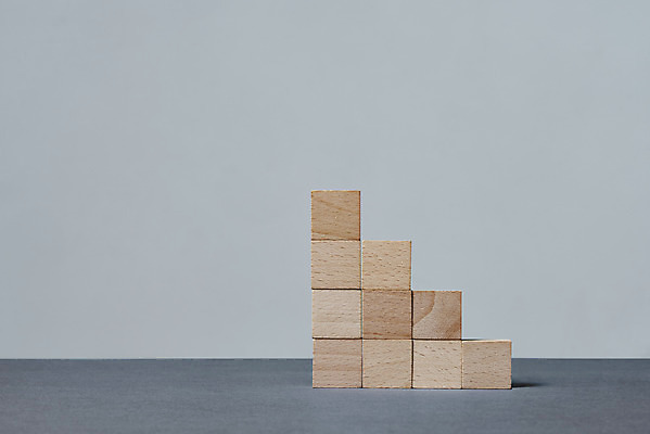 포토 JPG 스튜디오촬영 비즈니스 회색배경 실내 사람없음 쌓기 막대그래프 오브젝트 계단식 창의력 나무블록 국내포토 백그라운드 모션 그래프 내부 목재 블록 회색 파일형식
