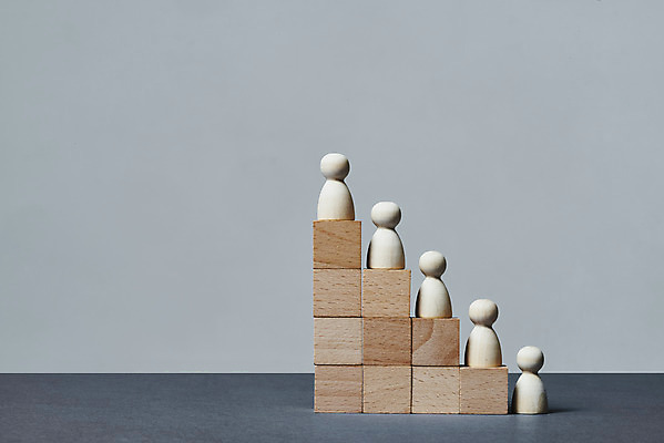 포토 JPG 스튜디오촬영 비즈니스 회색배경 실내 사람없음 쌓기 경쟁 말_게임 막대그래프 오브젝트 계단식 순위 창의력 나무블록 국내포토 백그라운드 컨셉 모션 그래프 내부 목재 블록 회색 파일형식