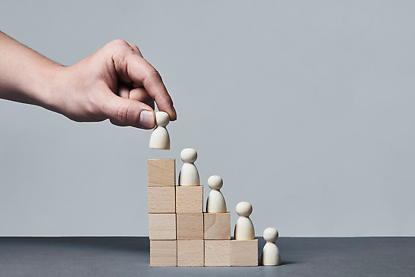 포토 JPG 스튜디오촬영 손 비즈니스 회색배경 실내 들기 신체부위 쌓기 경쟁 말 막대그래프 오브젝트 계단식 순위 창의력 나무블록 국내포토 백그라운드 컨셉 모션 그래프 사람 내부 목재 블록 회색 파일형식