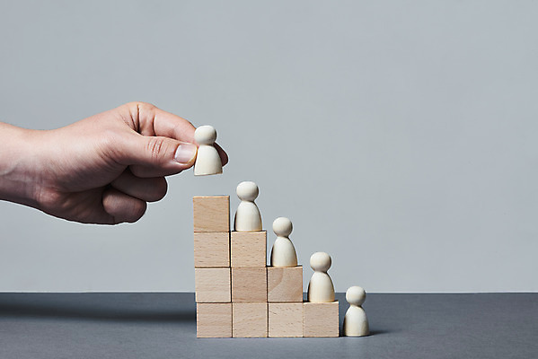 포토 JPG 스튜디오촬영 손 비즈니스 회색배경 실내 들기 신체부위 쌓기 경쟁 말_게임 막대그래프 오브젝트 계단식 순위 창의력 나무블록 국내포토 백그라운드 컨셉 모션 그래프 사람 내부 목재 블록 회색 파일형식